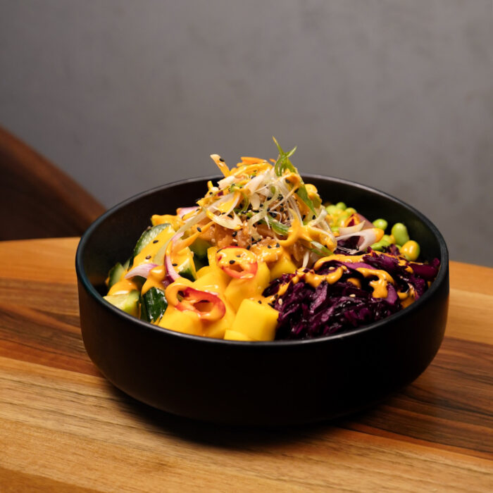 Poké-Bowl in einem schwarzen Teller im Restaurant Mishio in Bern