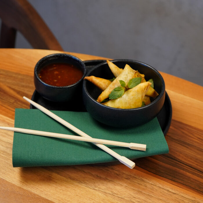 Gemüse-Samosas in einem schwarzen Teller im Restaurant Mishio in Bern