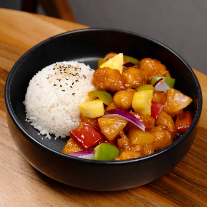 Sweet and sour Gericht in einem schwarzen Teller im Restaurant Mishio in Bern