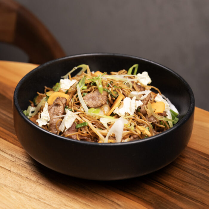 Chow Mein in einem schwarzen Teller im Restaurant Mishio in Bern